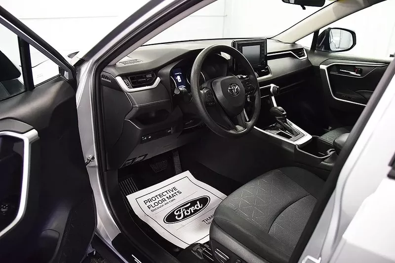 BUY CLEAN USED 2022 Toyota RAV4 XLE Full Option 3